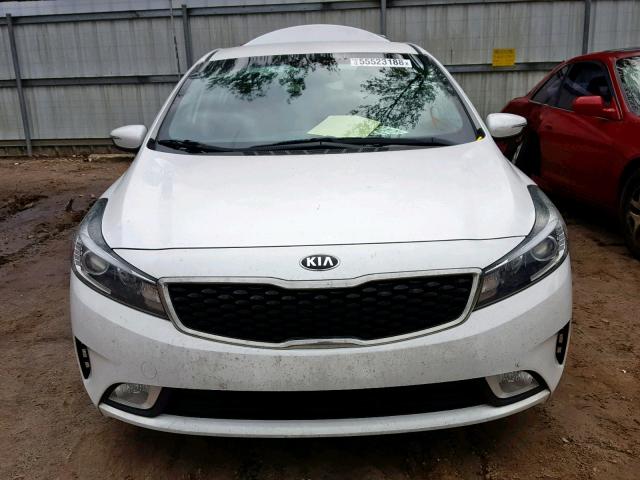 3KPFL4A83HE088543 - 2017 KIA FORTE EX WHITE photo 9