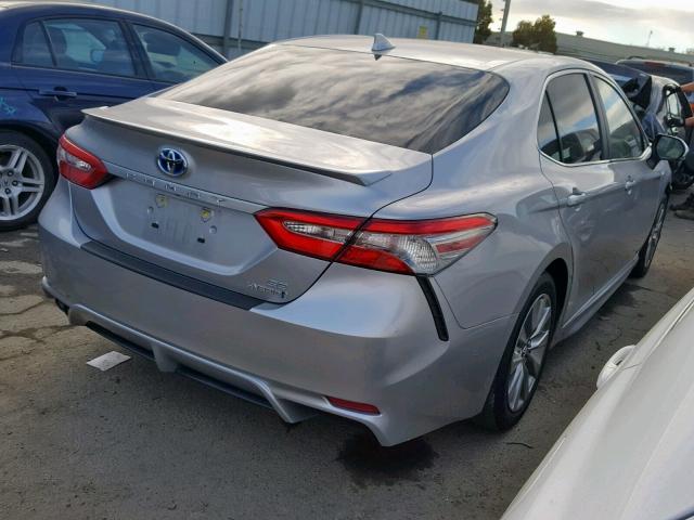 4T1B21HK1JU002019 - 2018 TOYOTA CAMRY HYBR SILVER photo 4