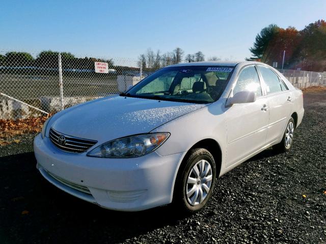 4T1BE32K45U030592 - 2005 TOYOTA CAMRY LE WHITE photo 2