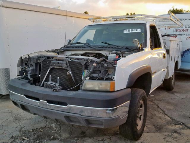 1GBHC24U15E139376 - 2005 CHEVROLET SILVERADO WHITE photo 2