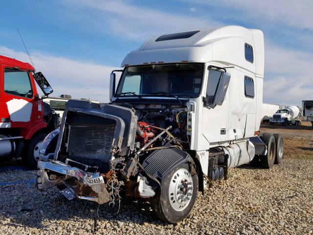 4V4LC9TK76N423325 - 2006 VOLVO VT 880 WHITE photo 2