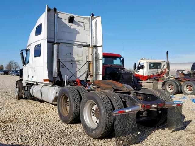 4V4LC9TK76N423325 - 2006 VOLVO VT 880 WHITE photo 3