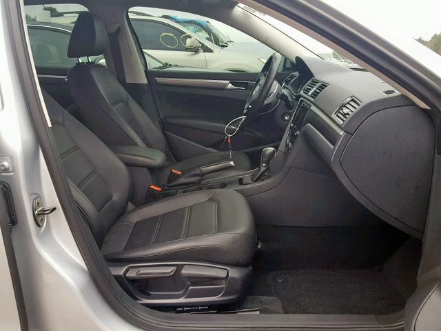 1VWDT7A38HC030025 - 2017 VOLKSWAGEN PASSAT R-L SILVER photo 5
