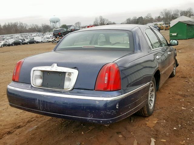 1LNHM82W32Y670892 - 2002 LINCOLN TOWN CAR S BLUE photo 4