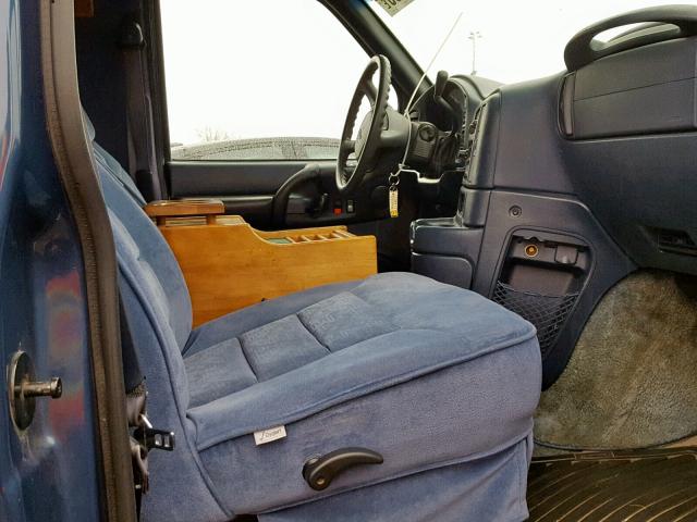 1GBDM19W1WB171537 - 1998 CHEVROLET ASTRO BLUE photo 5