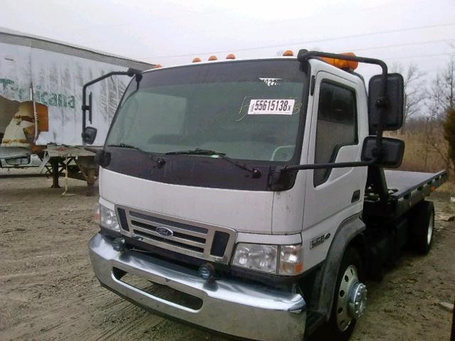 3FRLL45Z18V041049 - 2008 FORD LOW CAB FO WHITE photo 2