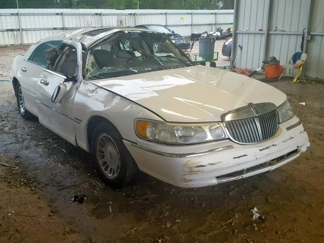 1LNHM83W32Y603515 - 2002 LINCOLN TOWN CAR C WHITE photo 1