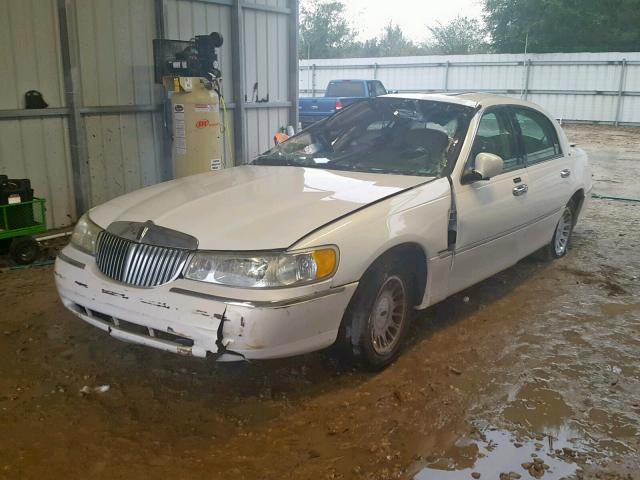 1LNHM83W32Y603515 - 2002 LINCOLN TOWN CAR C WHITE photo 2