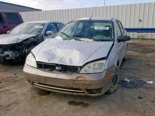 1FAFP34N45W190652 - 2005 FORD FOCUS ZX4 SILVER photo 2