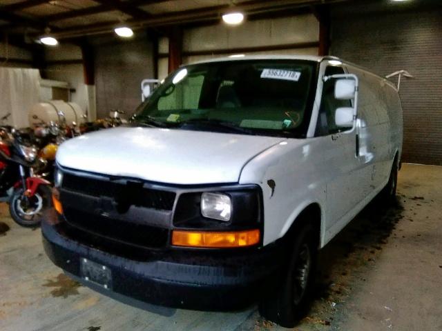 1GBHG39C381224371 - 2008 CHEVROLET EXPRESS G3 WHITE photo 2