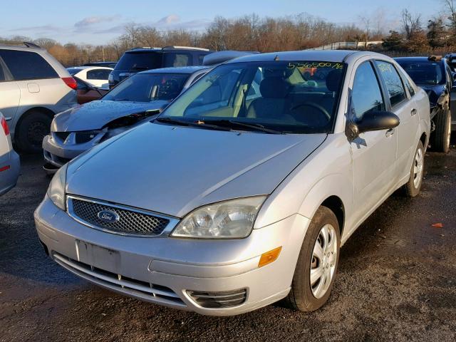 1FAFP34N05W219421 - 2005 FORD FOCUS ZX4 SILVER photo 2