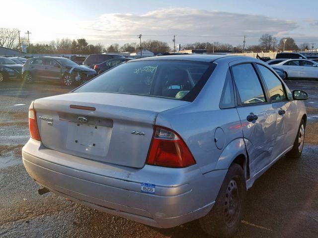 1FAFP34N05W219421 - 2005 FORD FOCUS ZX4 SILVER photo 4