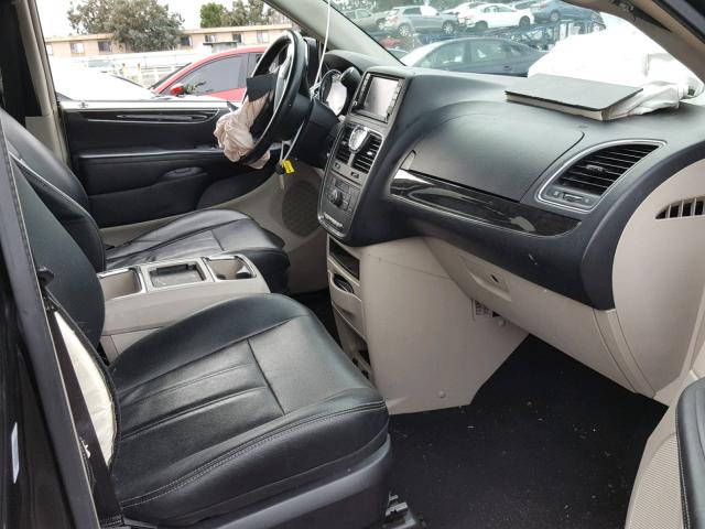 2C4RC1BG9DR630111 - 2013 CHRYSLER TOWN & COU BLACK photo 5