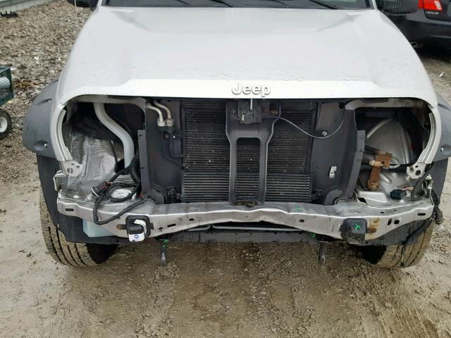 1J4GL38K85W724059 - 2005 JEEP LIBERTY RE SILVER photo 9