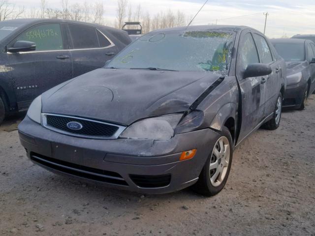 1FAHP34NX5W273222 - 2005 FORD FOCUS ZX4 SILVER photo 2