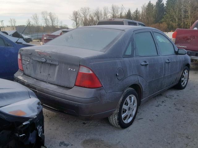 1FAHP34NX5W273222 - 2005 FORD FOCUS ZX4 SILVER photo 4