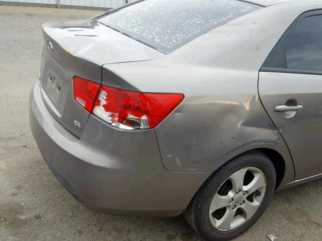 KNAFU4A2XA5295857 - 2010 KIA FORTE EX GRAY photo 9