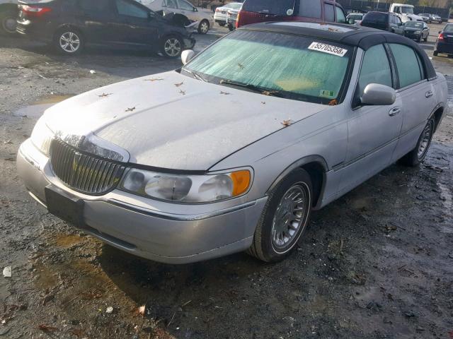 1LNFM83W0WY705061 - 1998 LINCOLN TOWN CAR C GRAY photo 2