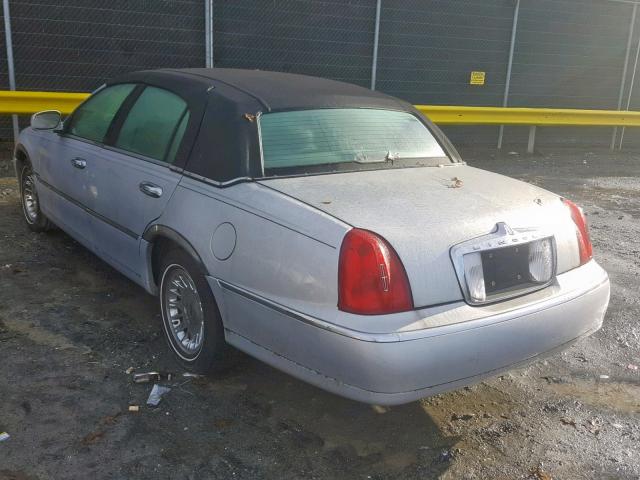 1LNFM83W0WY705061 - 1998 LINCOLN TOWN CAR C GRAY photo 3