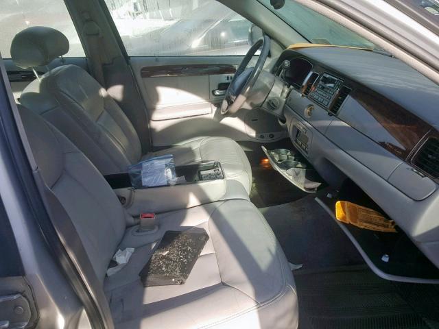 1LNFM83W0WY705061 - 1998 LINCOLN TOWN CAR C GRAY photo 5