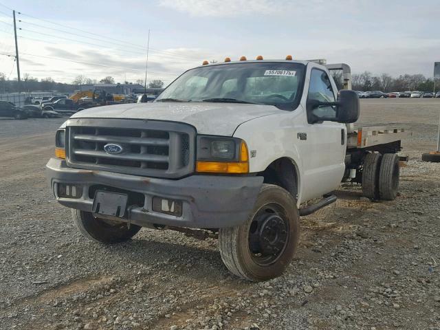 1FDAF56F7XEA94009 - 1999 FORD F550 SUPER WHITE photo 2