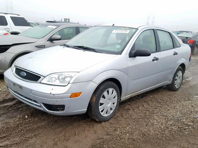 1FAFP34N45W246413 - 2005 FORD FOCUS ZX4 SILVER photo 2