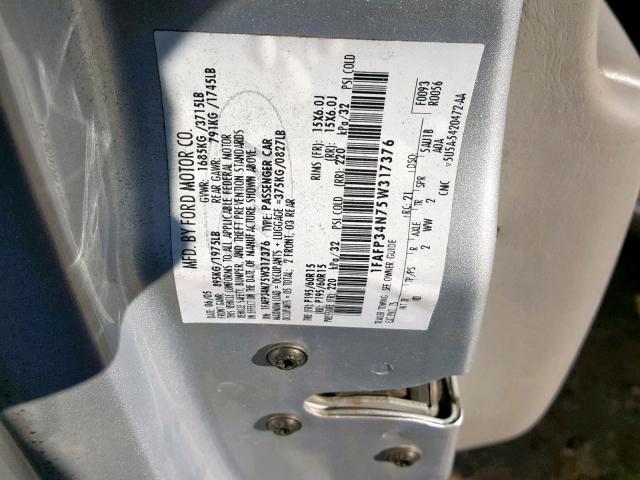 1FAFP34N75W317376 - 2005 FORD FOCUS ZX4 SILVER photo 10