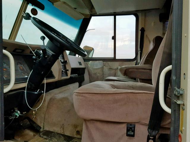 1GBKP37N8M3301499 - 1991 GMC MOTOR HOME CREAM photo 5