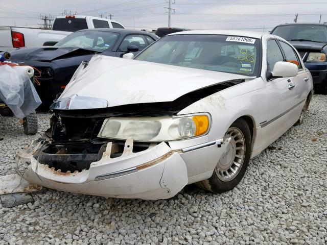 1LNHM81W51Y701608 - 2001 LINCOLN TOWN CAR E WHITE photo 2