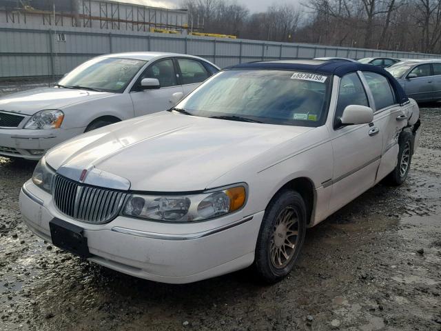 1LNHM82W0YY907511 - 2000 LINCOLN TOWN CAR S WHITE photo 2