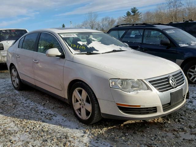 WVWAK73CX8E172709 - 2008 VOLKSWAGEN PASSAT KOM WHITE photo 1