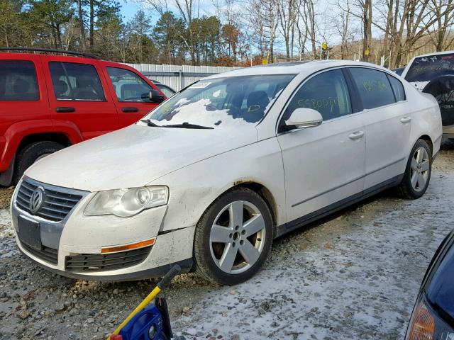 WVWAK73CX8E172709 - 2008 VOLKSWAGEN PASSAT KOM WHITE photo 2