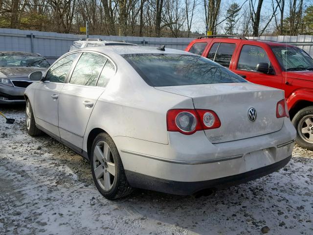 WVWAK73CX8E172709 - 2008 VOLKSWAGEN PASSAT KOM WHITE photo 3