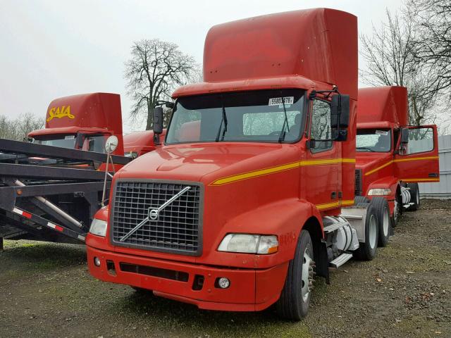 4V4MC9GH74N356905 - 2004 VOLVO VN VNM RED photo 2