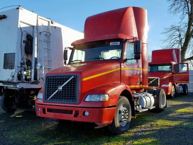 4V4M19GH26N399430 - 2006 VOLVO VN VNM RED photo 2