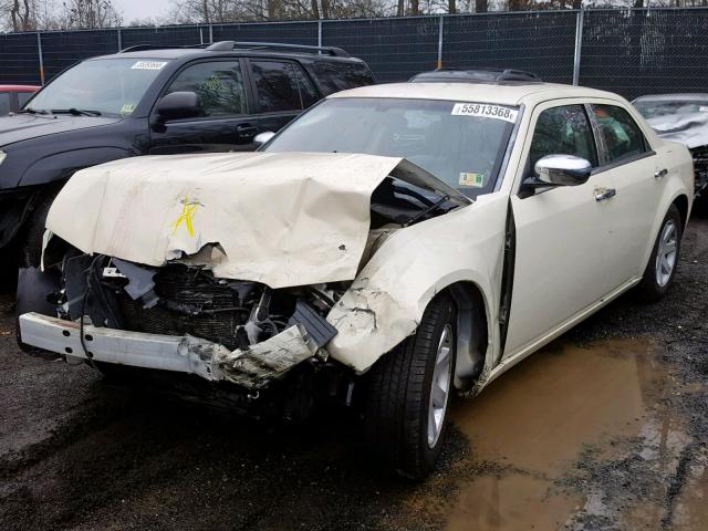 2C3JA53G95H600725 - 2005 CHRYSLER 300 TOURIN WHITE photo 2