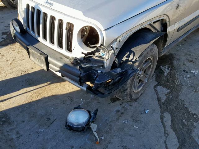 1J4GL38K46W267493 - 2006 JEEP LIBERTY RE SILVER photo 9