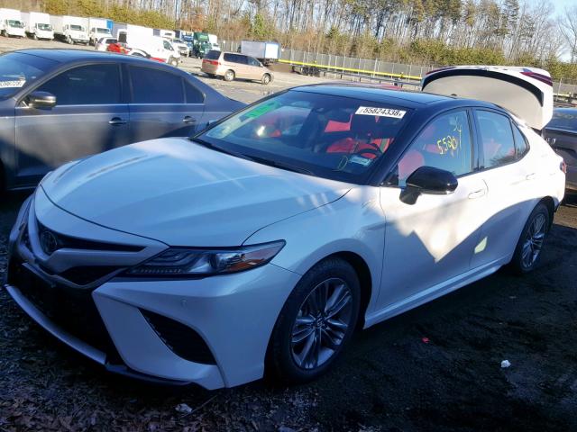 4T1B61HK2JU106930 - 2018 TOYOTA CAMRY XSE WHITE photo 2