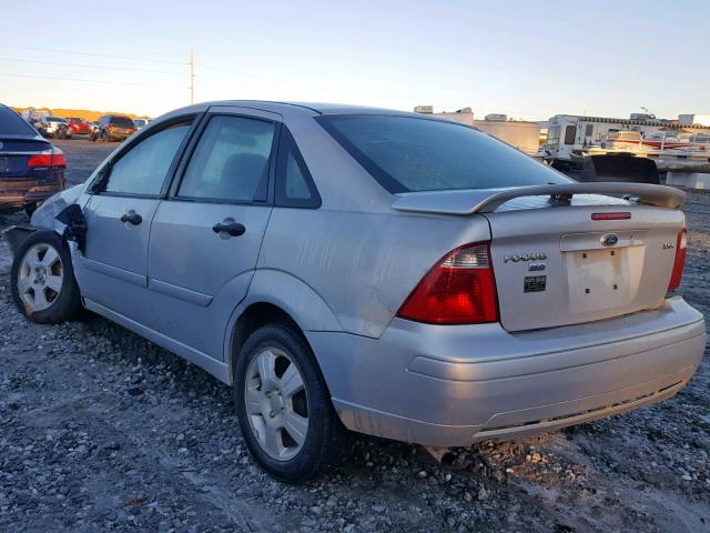 1FAFP34N05W155249 - 2005 FORD FOCUS ZX4 SILVER photo 3