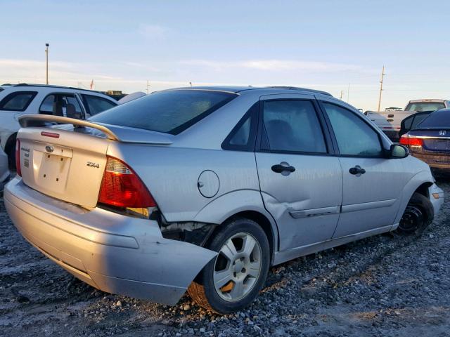 1FAFP34N05W155249 - 2005 FORD FOCUS ZX4 SILVER photo 4