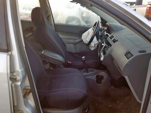 1FAFP34N05W155249 - 2005 FORD FOCUS ZX4 SILVER photo 5