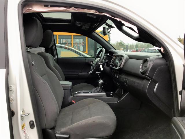 5TFDZ5BN3HX022252 - 2017 TOYOTA TACOMA DOU WHITE photo 5