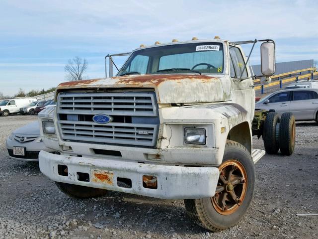 1FDNF70H8FVA02556 - 1985 FORD F700 WHITE photo 2