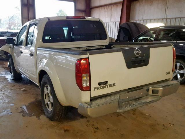 1N6AD07U06C435672 - 2006 NISSAN FRONTIER C WHITE photo 3