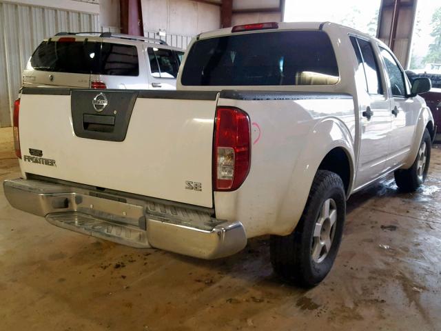 1N6AD07U06C435672 - 2006 NISSAN FRONTIER C WHITE photo 4