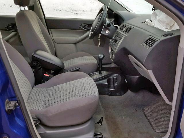 1FAHP34N26W133621 - 2006 FORD FOCUS ZX4 BLUE photo 5