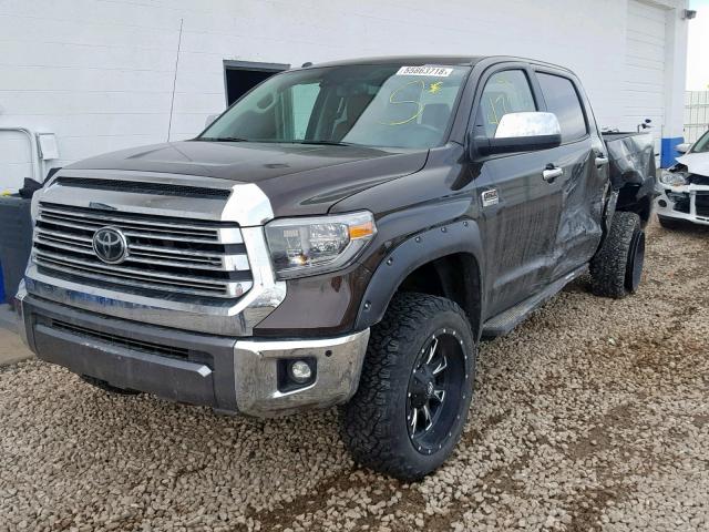 5TFAY5F19JX715331 - 2018 TOYOTA TUNDRA CRE BROWN photo 2