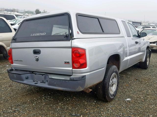 1D3HE32N98S590365 - 2008 DODGE DAKOTA SXT SILVER photo 4