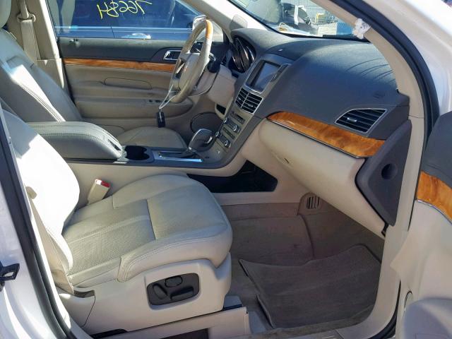 2LMHJ5AT9BBJ50289 - 2011 LINCOLN MKT WHITE photo 5