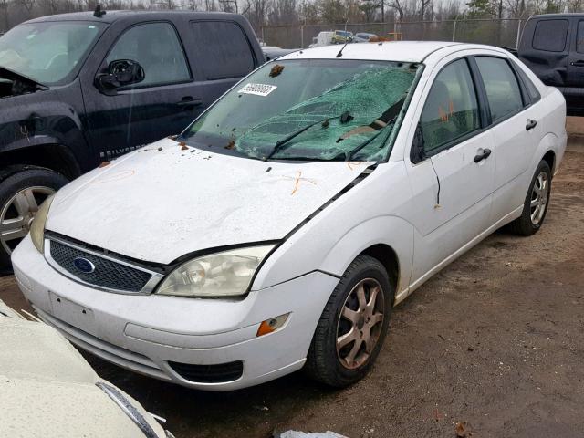 1FAFP34N05W292370 - 2005 FORD FOCUS ZX4 WHITE photo 2